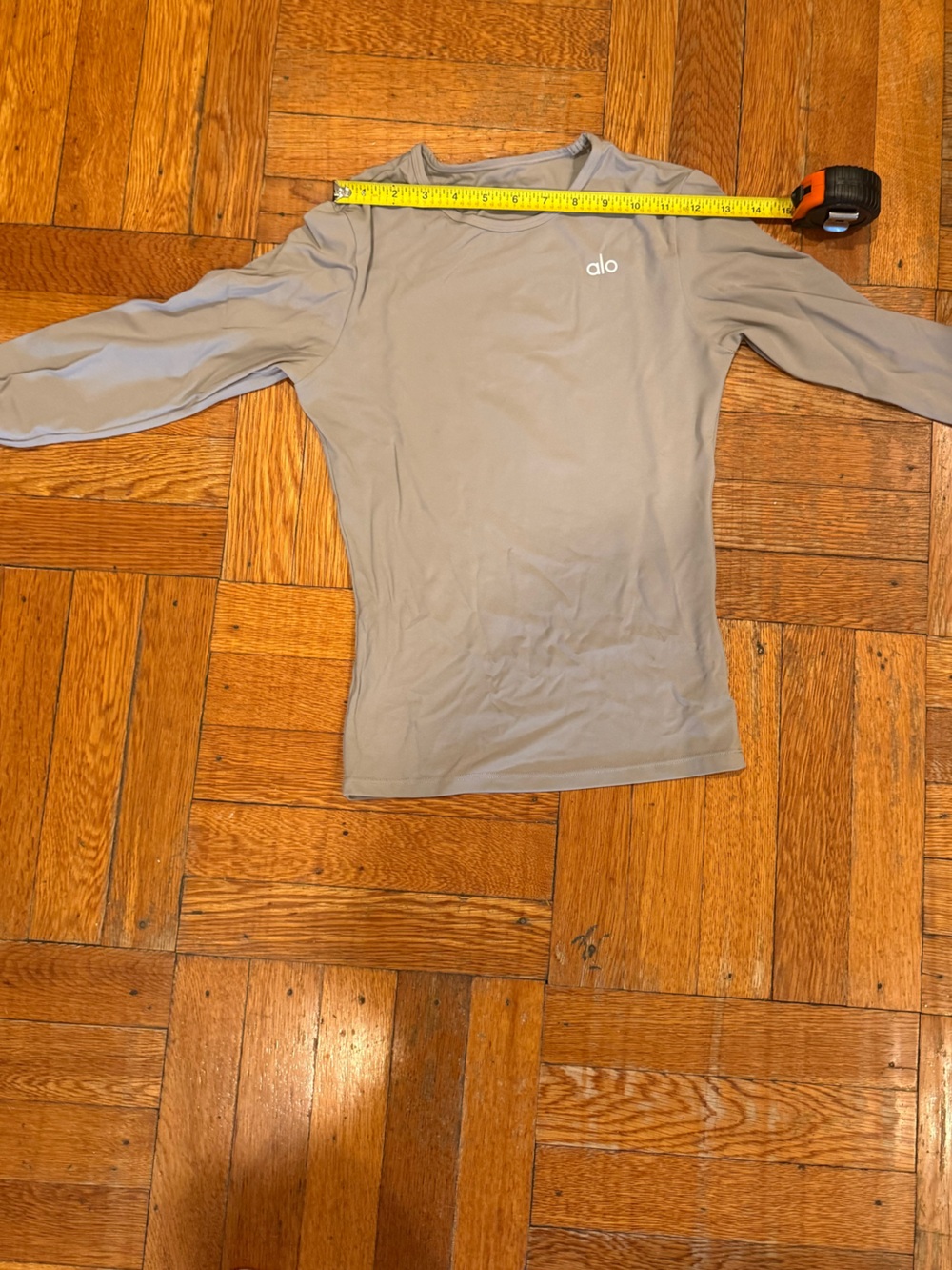 ALO Yoga Long Sleeve Tee in Light Gray